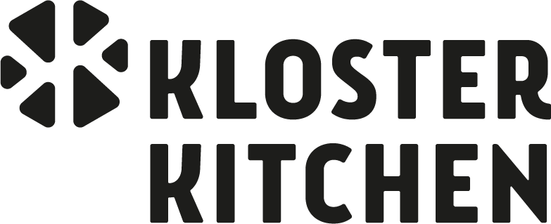 Logo mit stilisierten Dreiecksformen neben Schriftzug KLOSTER KITCHEN