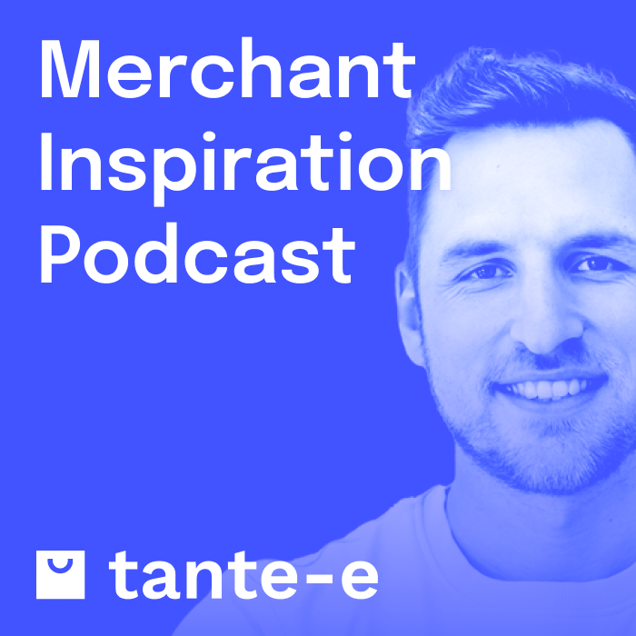 Porträt eines lächelnden Mannes vor blauem Hintergrund neben Schriftzug Merchant Inspiration Podcast und Logo tante-e