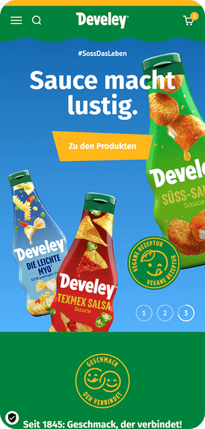 Drei Develey Saucenflaschen TexMex-Salsa Süß-Saure leichte Mayo vor blau-grünem Hintergrund mit Slogan Sauce macht lustig