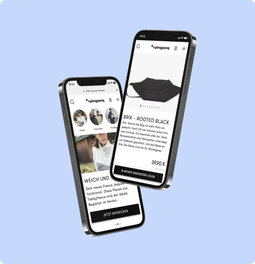 Zwei schräg gestellte Smartphones zeigen Onlineshop mit schwarzem Mundschutz und Fleecekleidung vor hellblauem Hintergrund