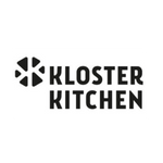 Schwarzes Kloster Kitchen Schriftzug neben Kreuzsymbol aus vier schwarzen Dreiecken