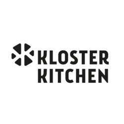 Schwarzes Kloster Kitchen Schriftzug neben Kreuzsymbol aus vier schwarzen Dreiecken