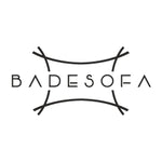 Geometrischer Schriftzug BADESOFA eingerahmt von zwei geschwungenen Balken