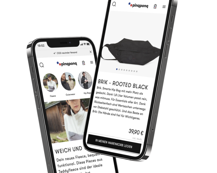 Zwei schwarze Smartphones mit Pinqponq Onlineshopansicht zeigen schwarze BRIK Hipbag und Modekategorievorschau