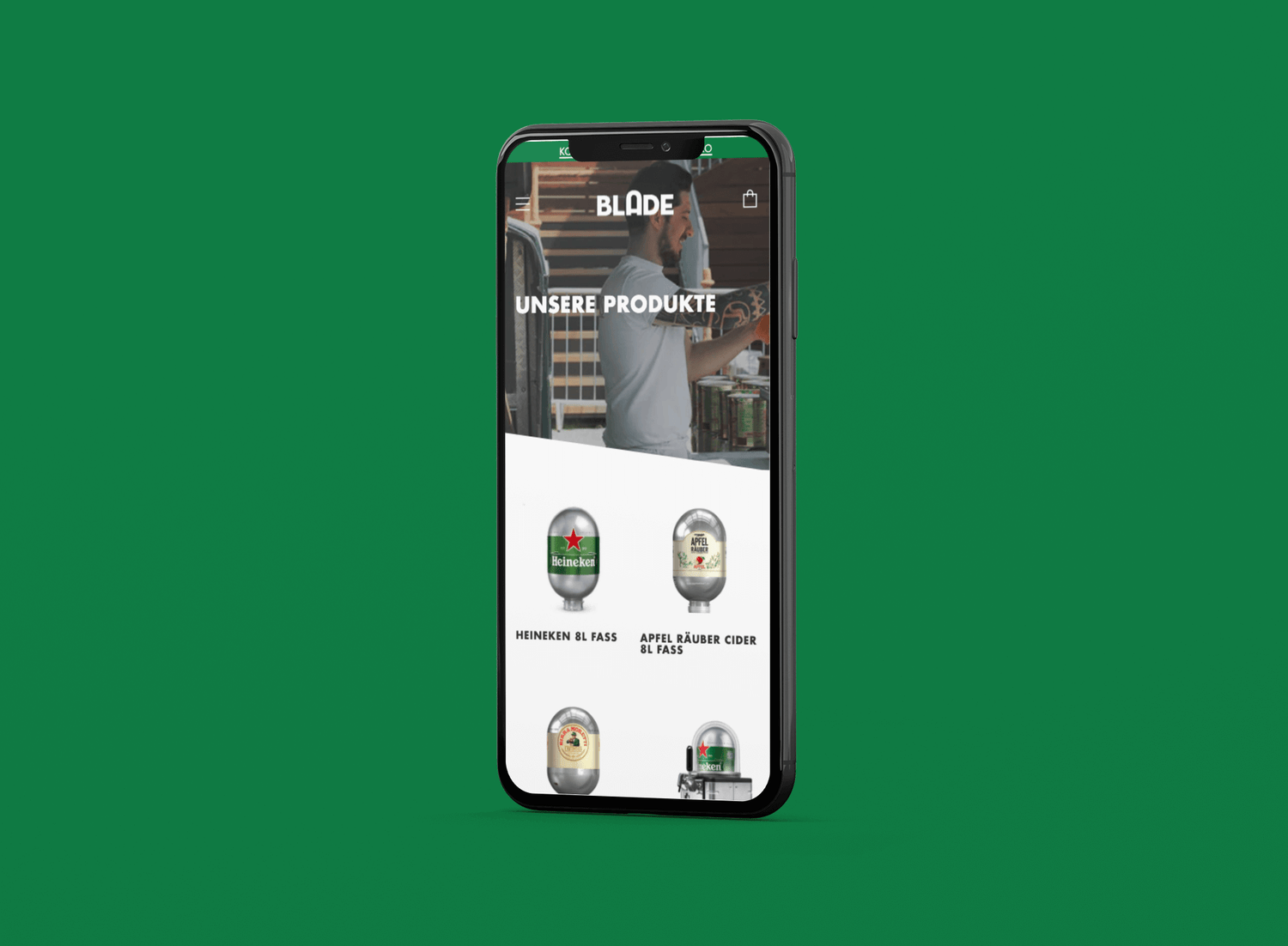 Schwarzes Smartphone vor grünem Hintergrund mit Websiteansicht tätowierten Barkeepers sowie Bier- und Ciderfässern
