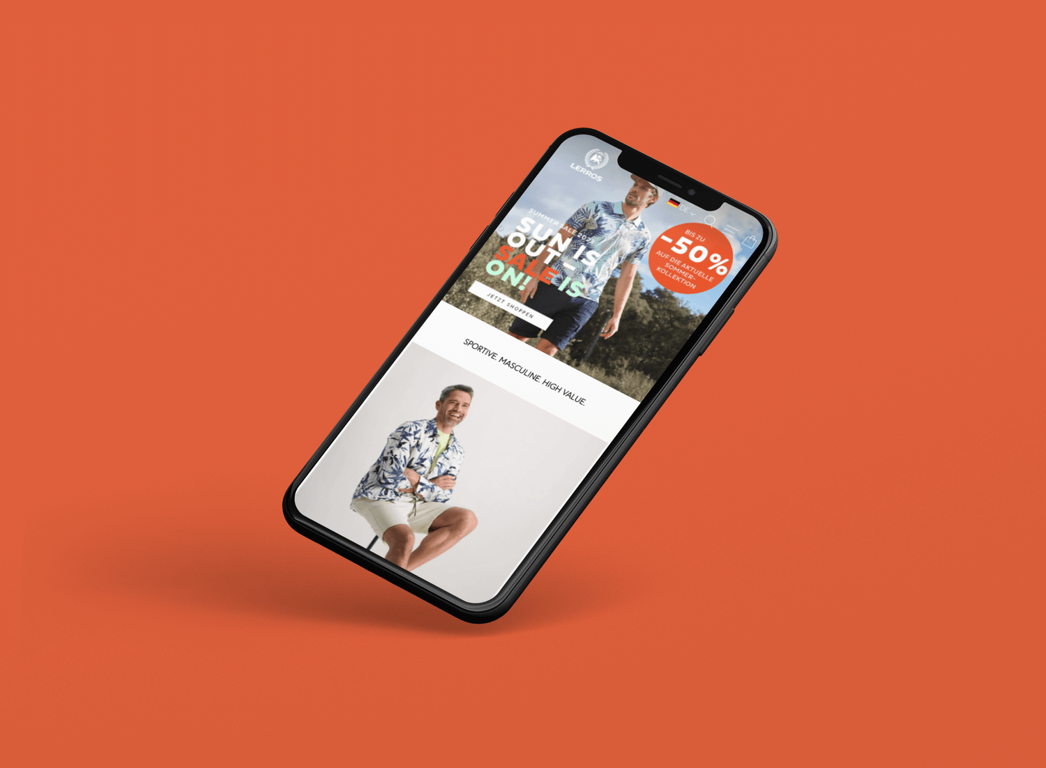 Schräg schwebendes Smartphone vor orangefarbenem Hintergrund zeigt Lerros Webseite mit männlichem Model in tropischem Hemd und Sale-Banner