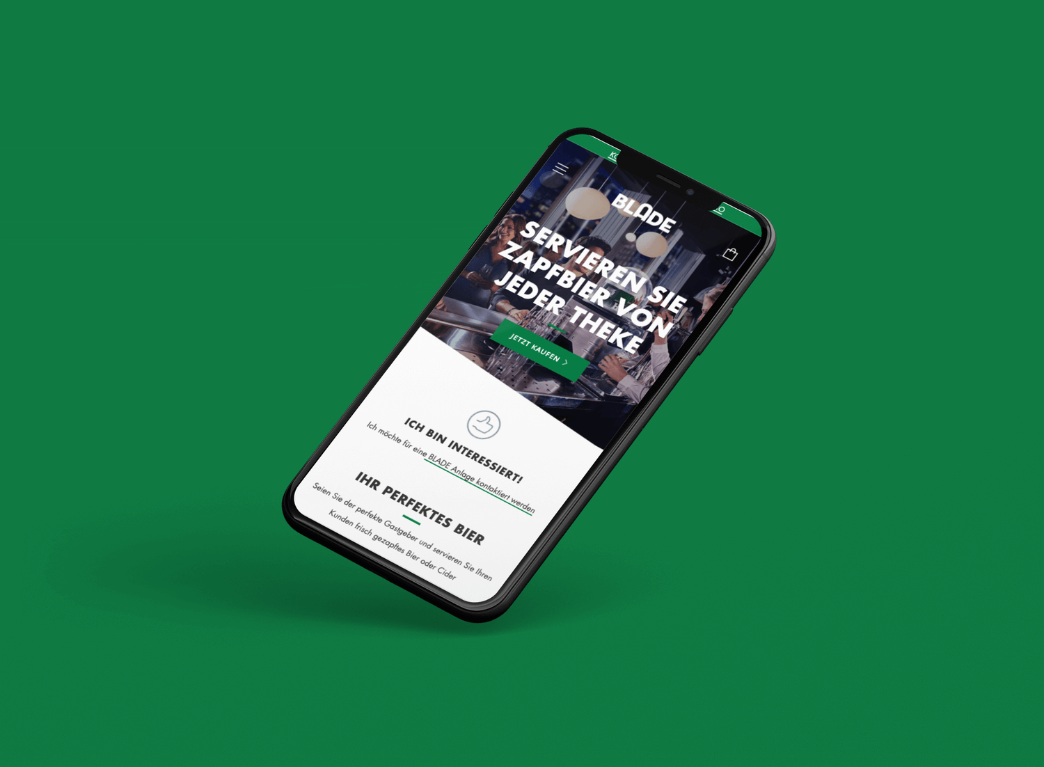 schwarzes Smartphone mit Gastro-Webseite und Zapfbierbild schwebend vor grünem Hintergrund