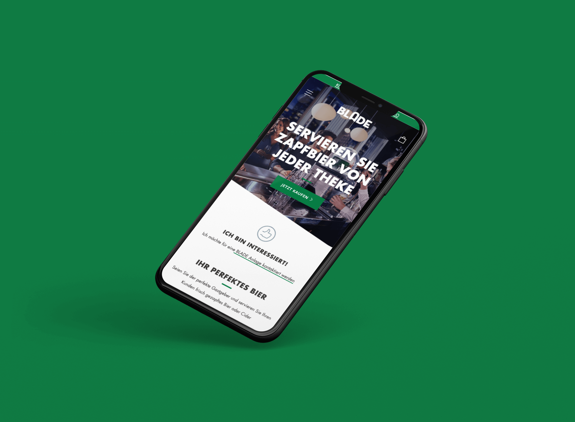 schwarzes Smartphone mit Gastro-Webseite und Zapfbierbild schwebend vor grünem Hintergrund