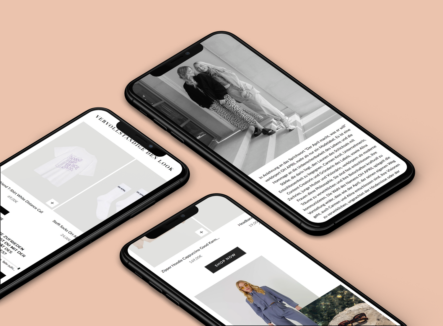 Drei schwarze Smartphones auf apricotfarbenem Hintergrund zeigen Mode-Onlineshop mit Produktfotos Text und editorialem Schwarzweißfoto zweier Frauen