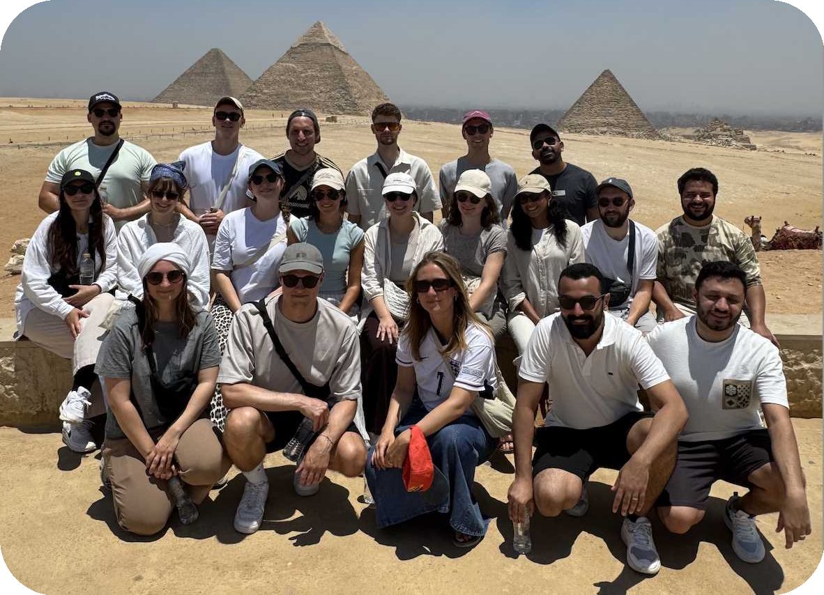 Gruppenfoto des tante-e Teams vor den Pyramiden von Gizeh
