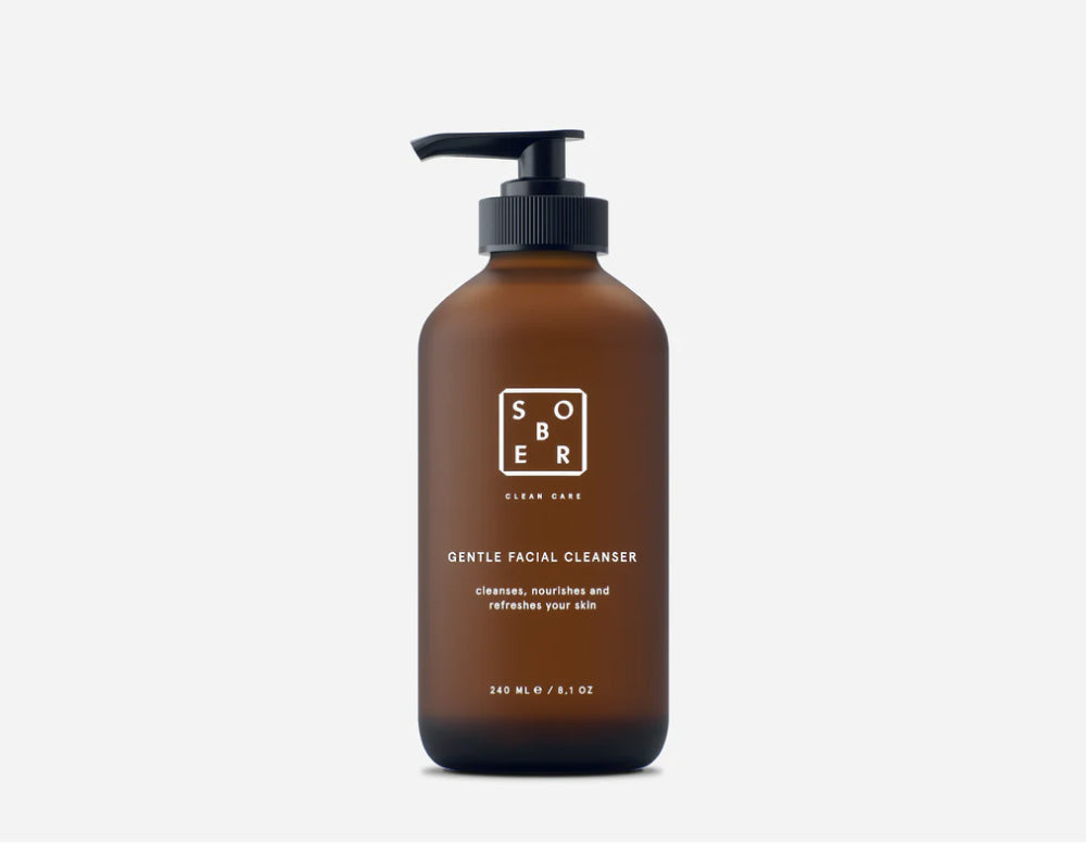 Braune Glasflasche mit Pumpspender und Aufschrift Sober Clean Care Gentle Facial Cleanser