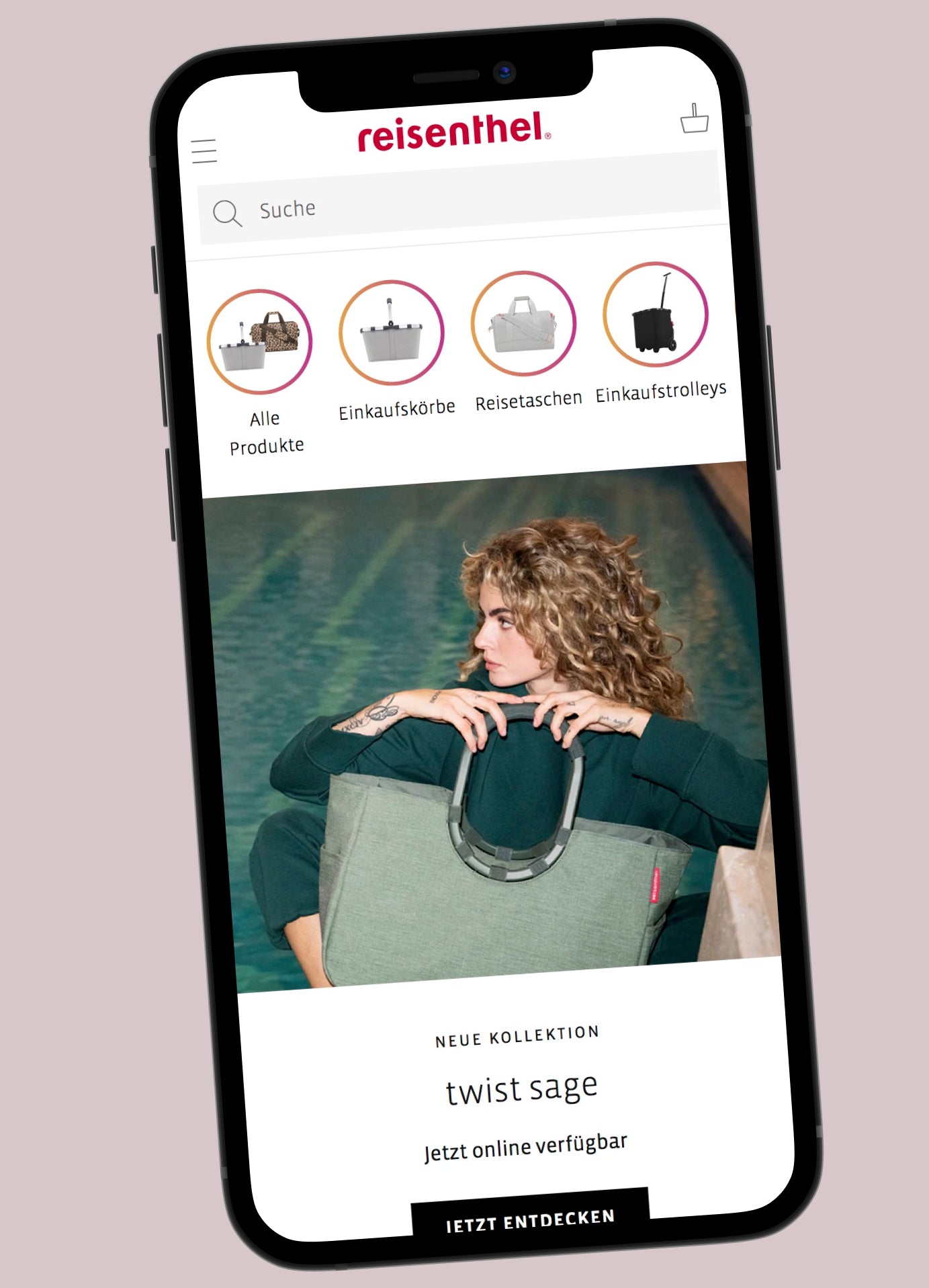 Smartphone zeigt reisenthel-Website mit Frau mit lockigem Haar und großem grünem Twist Sage Shopper vor Wasserfläche