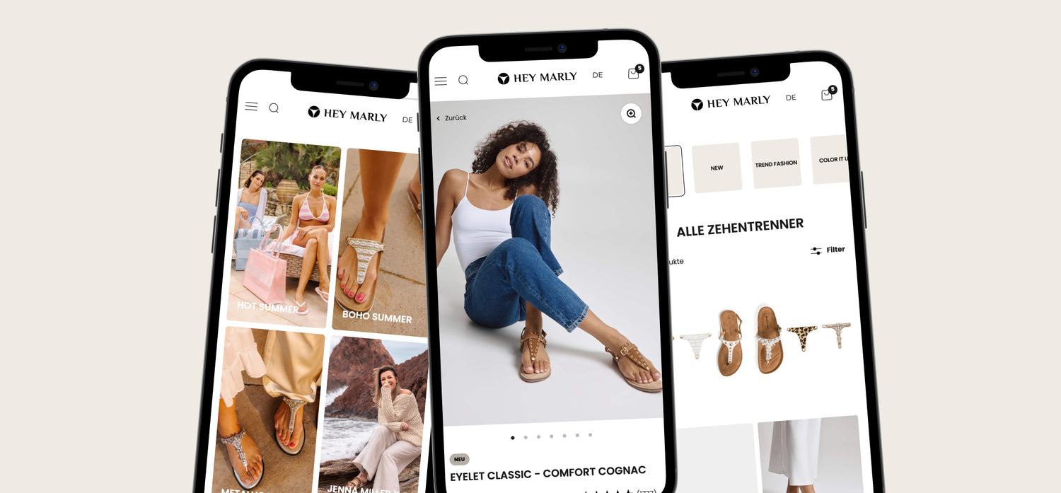 Drei Smartphones mit Hey Marly Onlineshop: links Sommer-Sandalen, Mitte Model in Jeans mit Cognac-Zehentrenner, rechts Zehentrenner-Auswahl