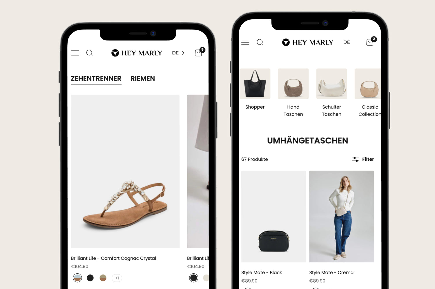 Zwei Smartphones mit Hey Marly Onlineshop links cognacfarbene Sandale mit Kristallriemen rechts schwarze und cremefarbene Umhängetaschen mit Model
