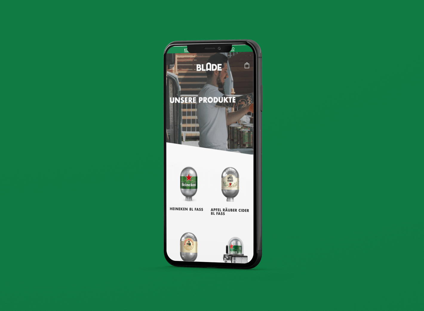 Schwarzes Smartphone vor grünem Hintergrund mit Websiteansicht tätowierten Barkeepers sowie Bier- und Ciderfässern