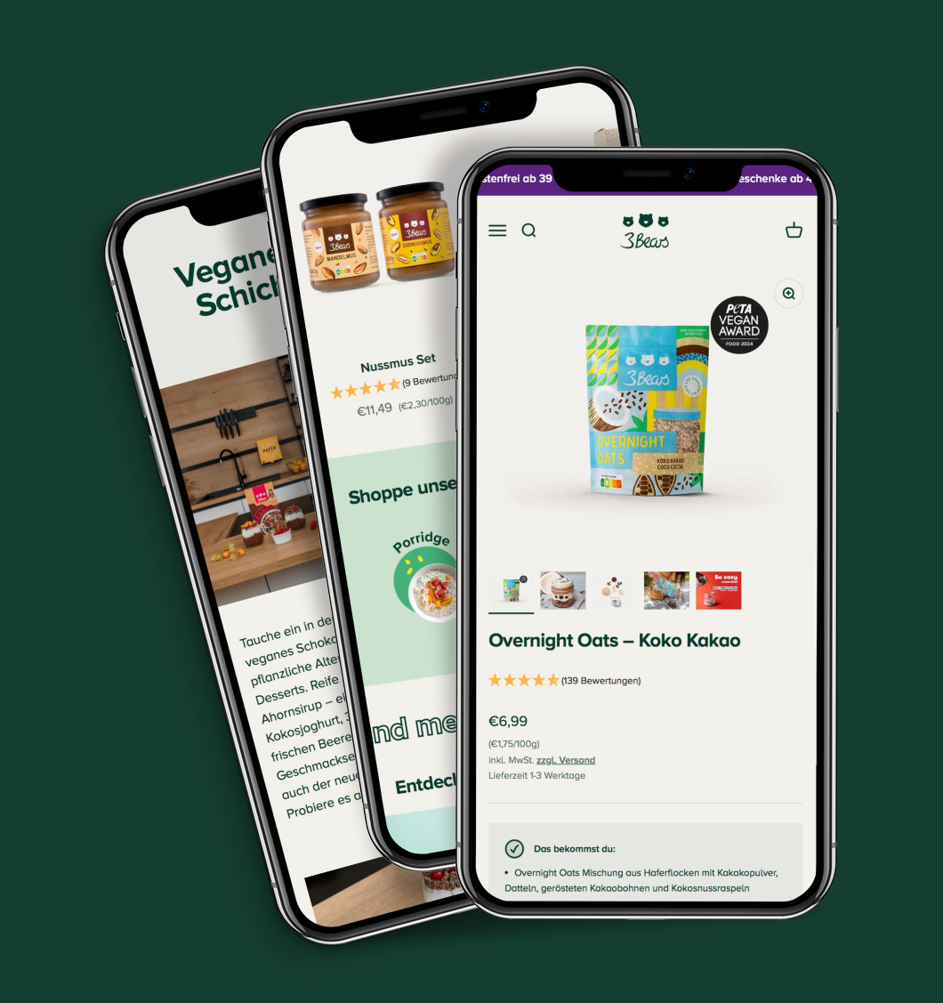Drei Smartphones mit 3Bears Onlineshopseiten für Overnight Oats und Nussmus vor grünem Hintergrund